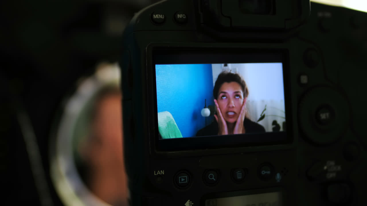 blogger aplicando crema facial en el hogar 4k