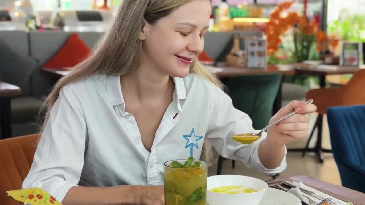 mujer disfrutando de una comida en un restaurante