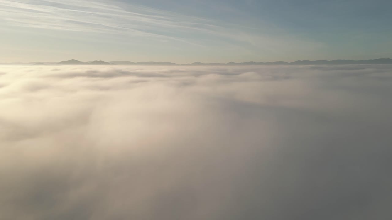 vista increíble sobre las nubes al atardecer