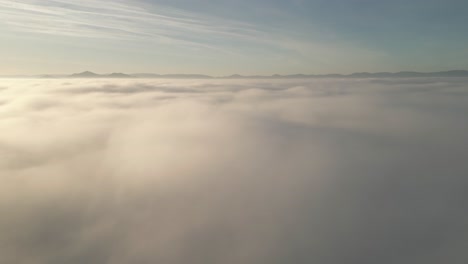 Increíble-Vista-Sobre-Las-Nubes-Al-Atardecer