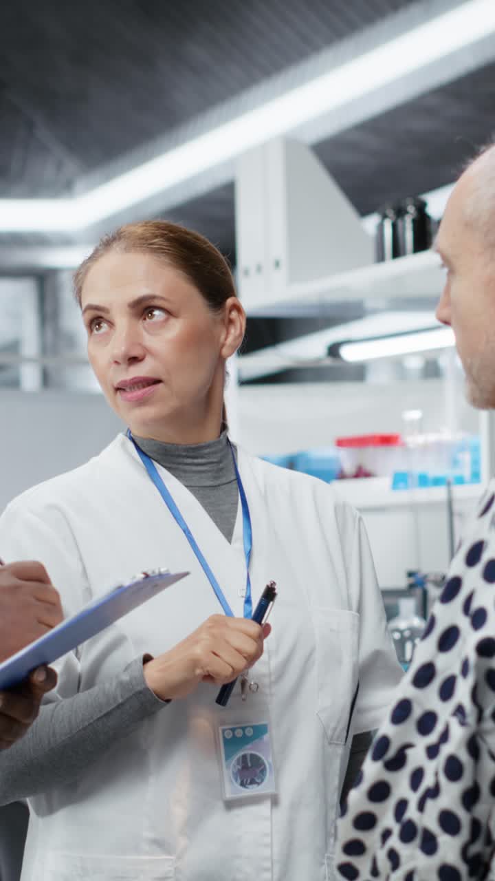 Esperti del Vertical Video Laboratory analizzano i parametri vitali di un paziente durante i test farmacologici