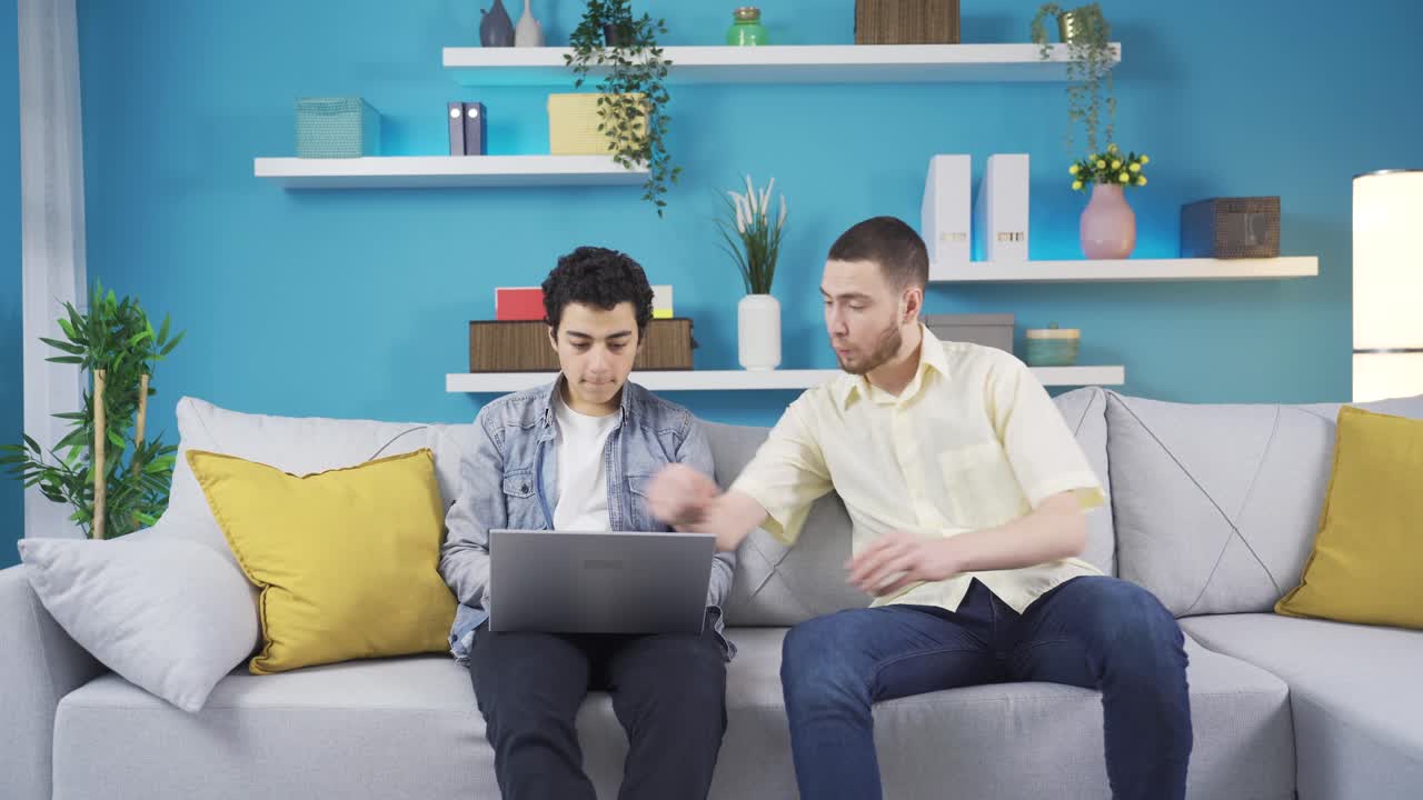 두 형제가 집에서 노트북을 사용하는 것에 대해 논쟁하고 있습니다.