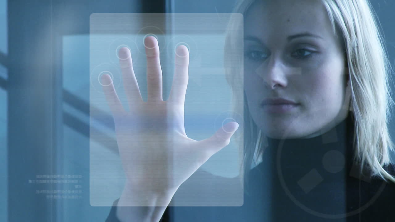 una mujer de negocios tocando un sistema de seguridad.