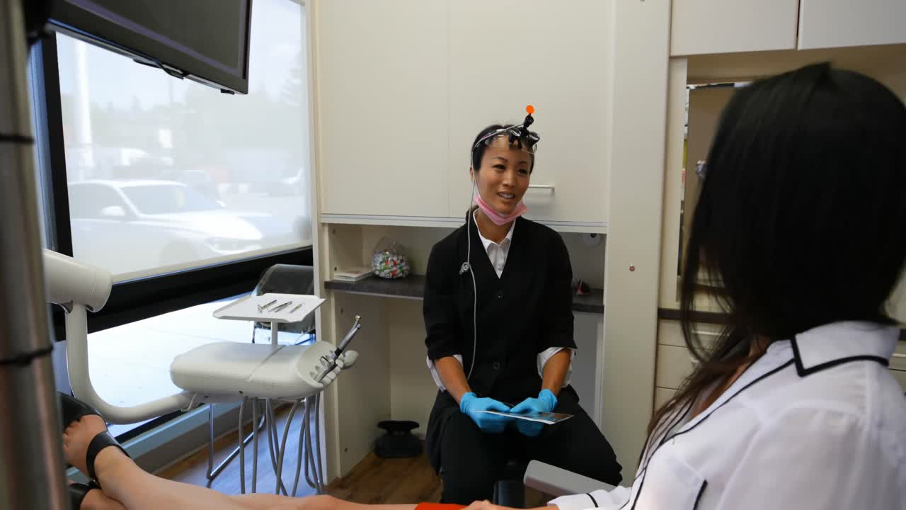 una dentista interactuando con un paciente 4k