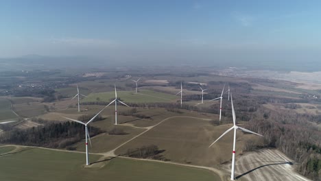 Windmühlen-Auf-Dem-Feld---Luftaufnahme-Aus-Der-Tschechischen-Republik