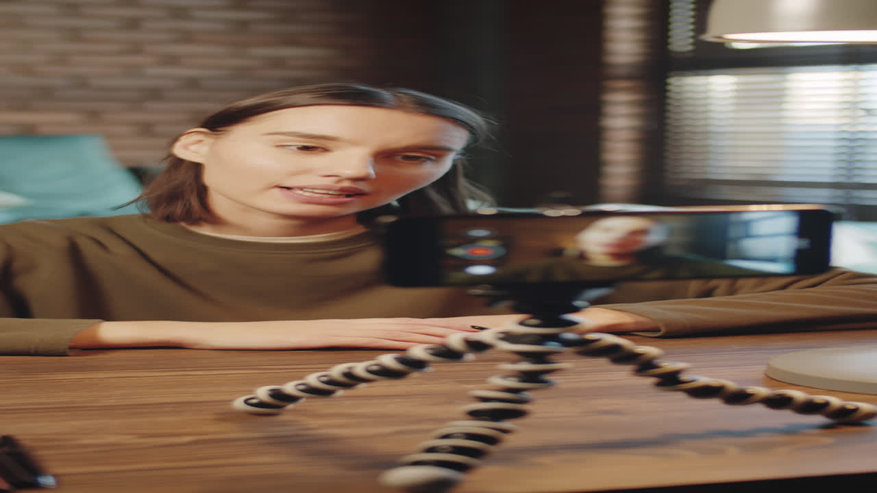 blogger filmando un video con un teléfono inteligente en un trípode