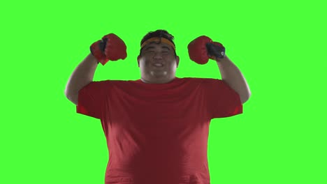 hombre con sobrepeso sonriendo con guantes de boxeo
