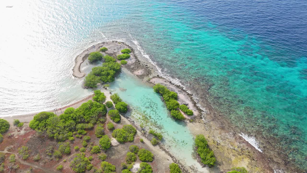 vista aérea de las claras aguas turquesas del caribe por jan thiel y zanzíbar, curaçao