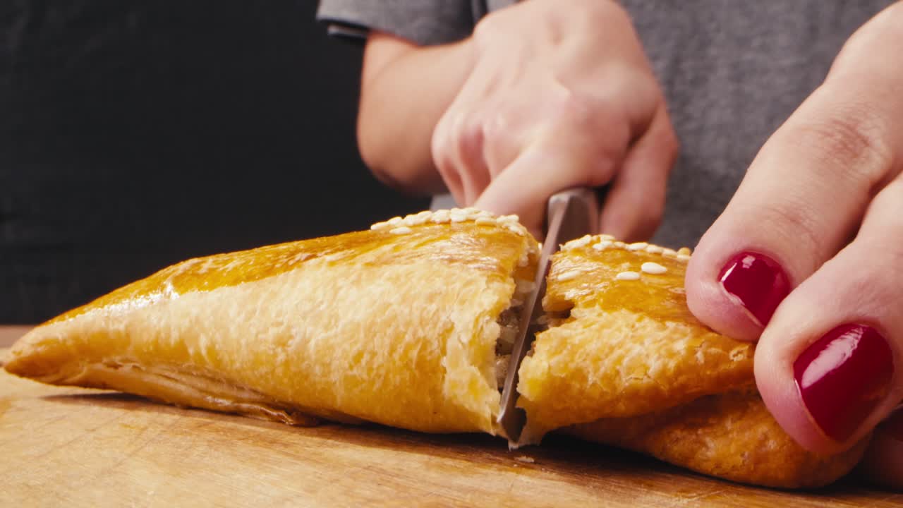 Donna che taglia una sfoglia salata