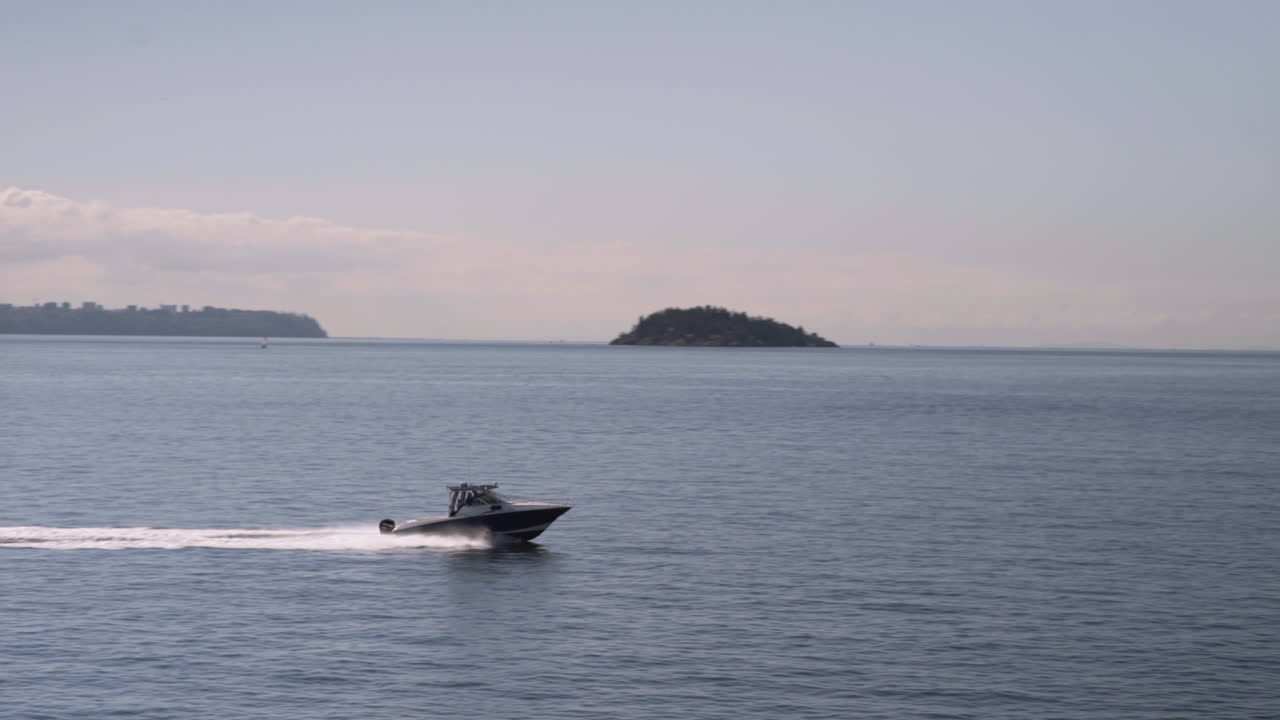 밴쿠버 태평양을 통해 스피드 보트 크루즈