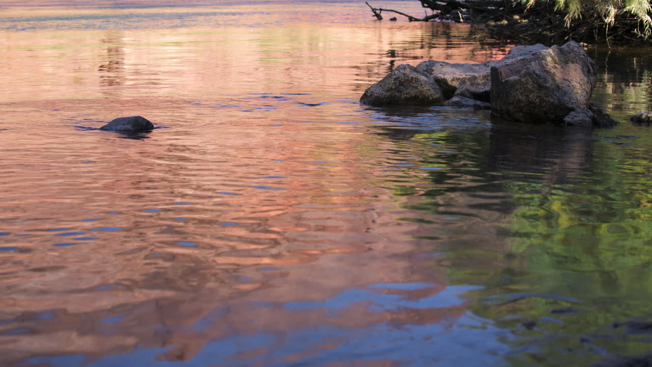 밀물이 들어올 때 물이 솟아오르는 타임랩스