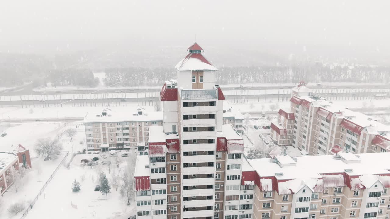 Schneebedeckte Stadtansicht aus der Luft