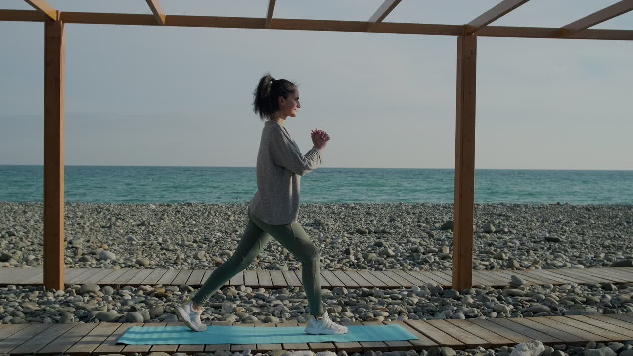 mujer haciendo lunges en una playa