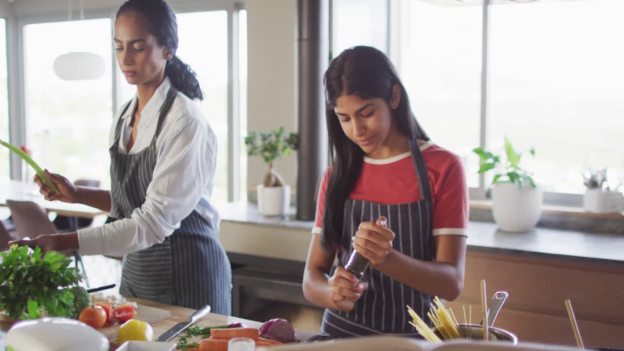 video de felices amigas diversas cortando verduras y preparando comida