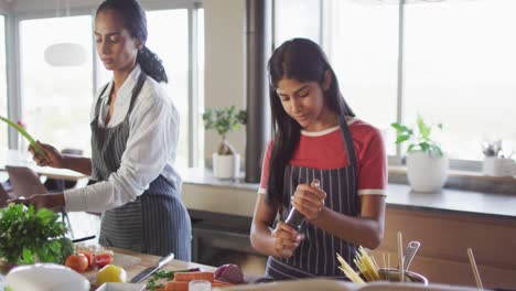 video de felices amigas diversas cortando verduras y preparando comida