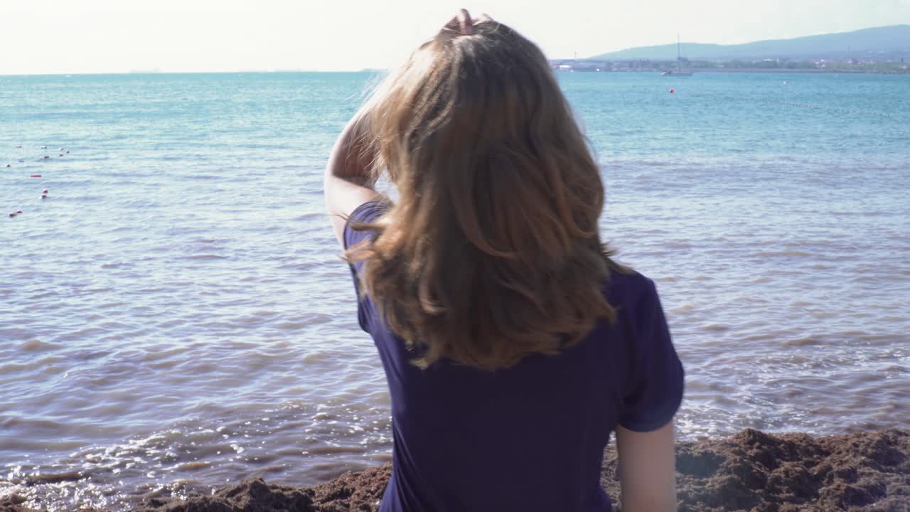 해변에 산책하는 여자