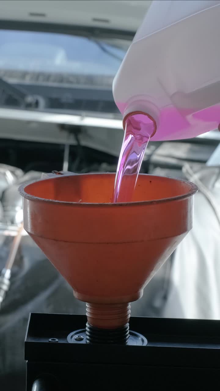 Versare Liquido Rosa in Imbuto per Motore Auto