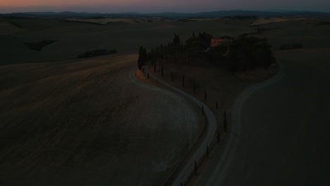 val d'orcia und pienza sonnenuntergangsantenne, berühmtes naturtal und mittelalterliche toskanische stadt in der nähe von siena und florenz, italien, in der nähe des chianti-wein- und weingutgebiets, von oben gesehen