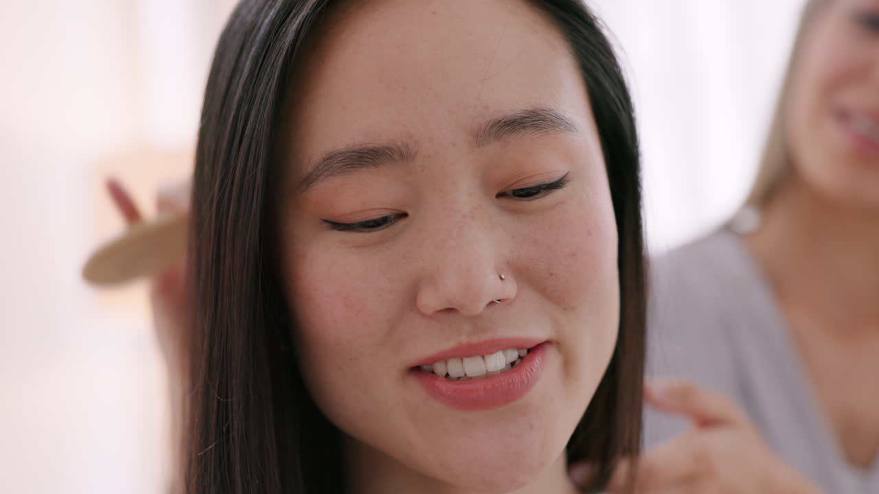 소녀, 얘기하고 친구, 머리카락을  ⁇ 는 것