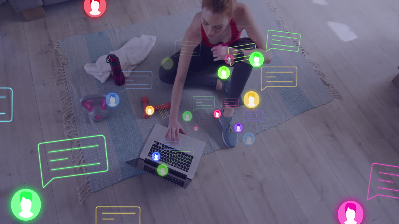 animación de iconos de redes sociales con burbujas de habla sobre mujer caucásica usando portátil.