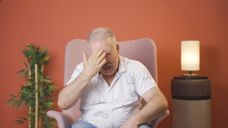el anciano con migraña está experimentando dolor.