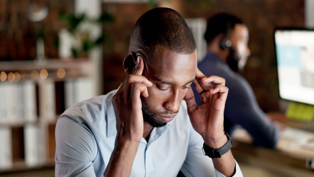 hombre de negocios, dolor de cabeza y estrés por la noche