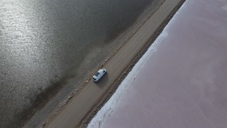 Giro-Aéreo-De-Drones-Alrededor-De-La-Autocaravana-En-La-Carretera-Sobre-El-Lago-Rosa-Macdonnell-En-El-Sur-De-Australia