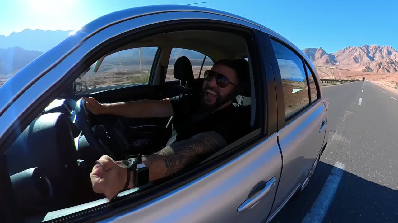 hombre conduciendo por la carretera muy feliz