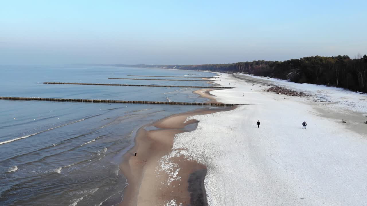 снимок с воздуха песчаного пляжа в устьке зимой