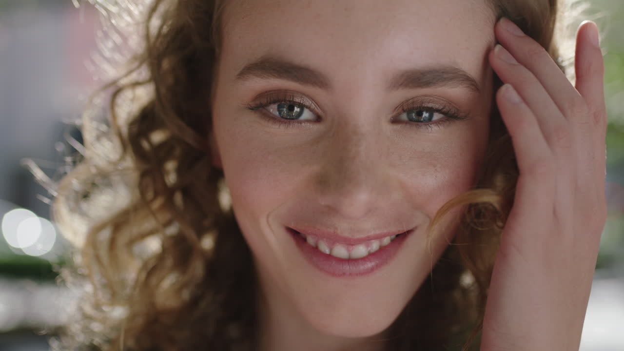ritratto ravvicinato di una bella giovane donna elegante dai capelli rossi sorridente dall'aspetto innocente allegro che corre con la mano tra i capelli