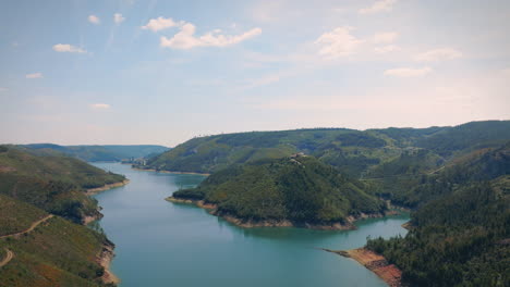 Valle-Del-Río-Zezere-En-El-Centro-De-Portugal-Pequeña-Capilla-En-La-Cima-De-La-Montaña