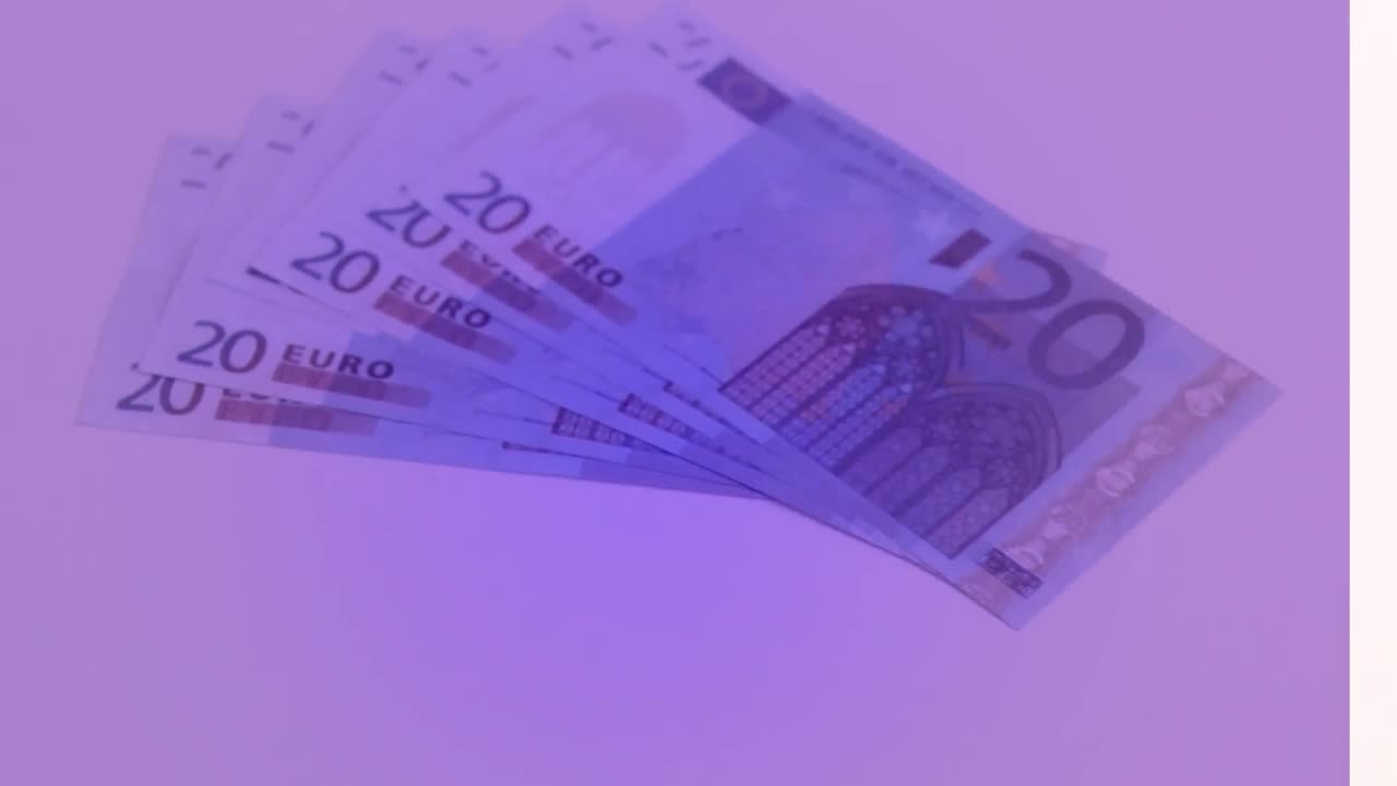 Animation af nærbillede af eurosedler, der falder mod en lilla gradient baggrund.
