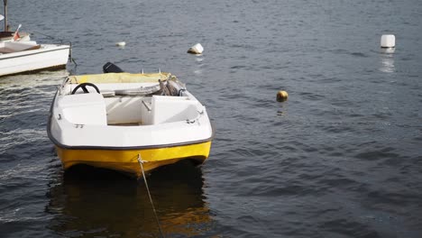 y barco blanco en el agua