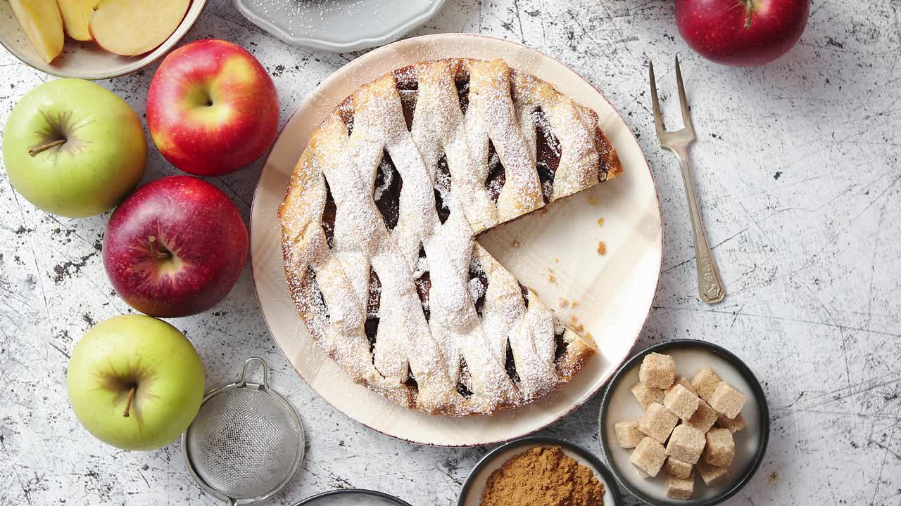 tarta de manzana recién horneada con una rodaja cortada en un plato pequeño