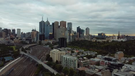 Drone-shot-of-Melbourne,-Victoria-in-coronavirus-lockdown---a-sweeping-scene-of-the-skyline-at-sunset-during-the-COVID-19-outbreak-in-Australia