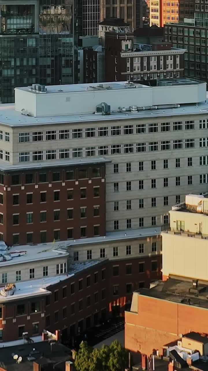 Vista de edifícios da cidade de cima nos EUA durante o pôr do sol