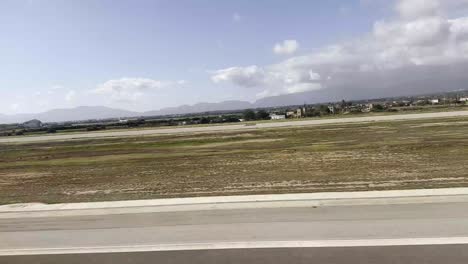 aterrizaje con un avión en el aeropuerto de mallorca, españa
