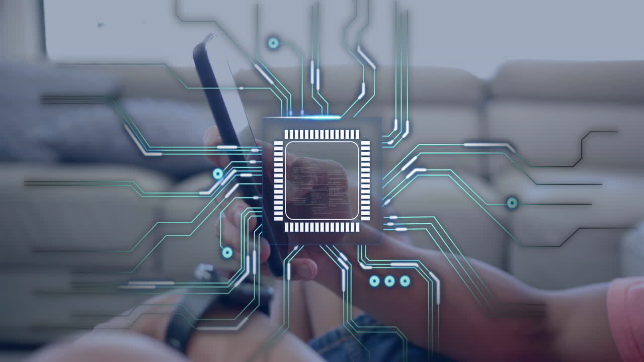 animación de microchips y líneas de circuitos sobre personas que usan teléfonos inteligentes en el sofá