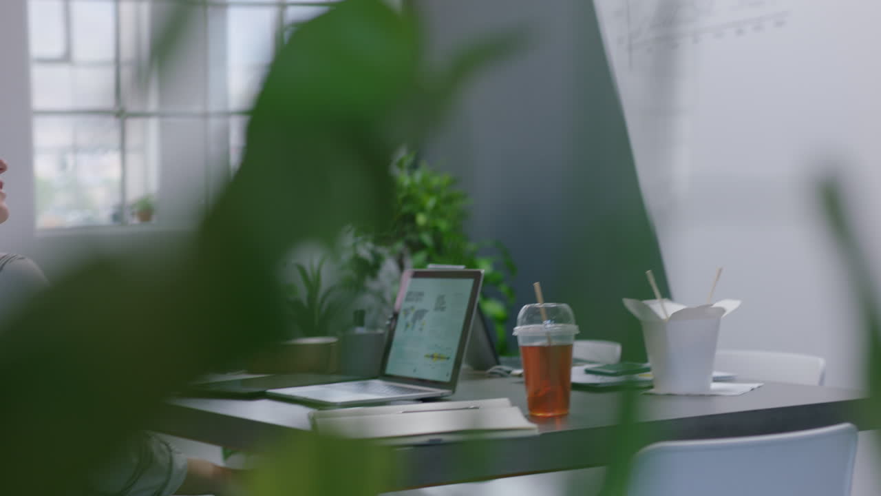 창의적인 비즈니스 여성 브레인스토밍 디자이너들이 웹 디자인 프로젝트에서 함께 일합니다. 인도 여성은 온라인 연구를 사용하여 개발 전략을 계획하고 현대 사무실에서 화이트보드에 아이디어를 작성합니다.