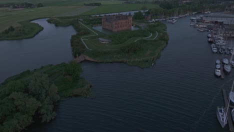 Tiro-Inclinado-Hacia-Arriba-Del-Castillo-Medieval-De-Muiderslot-En-Países-Bajos,-Aéreo