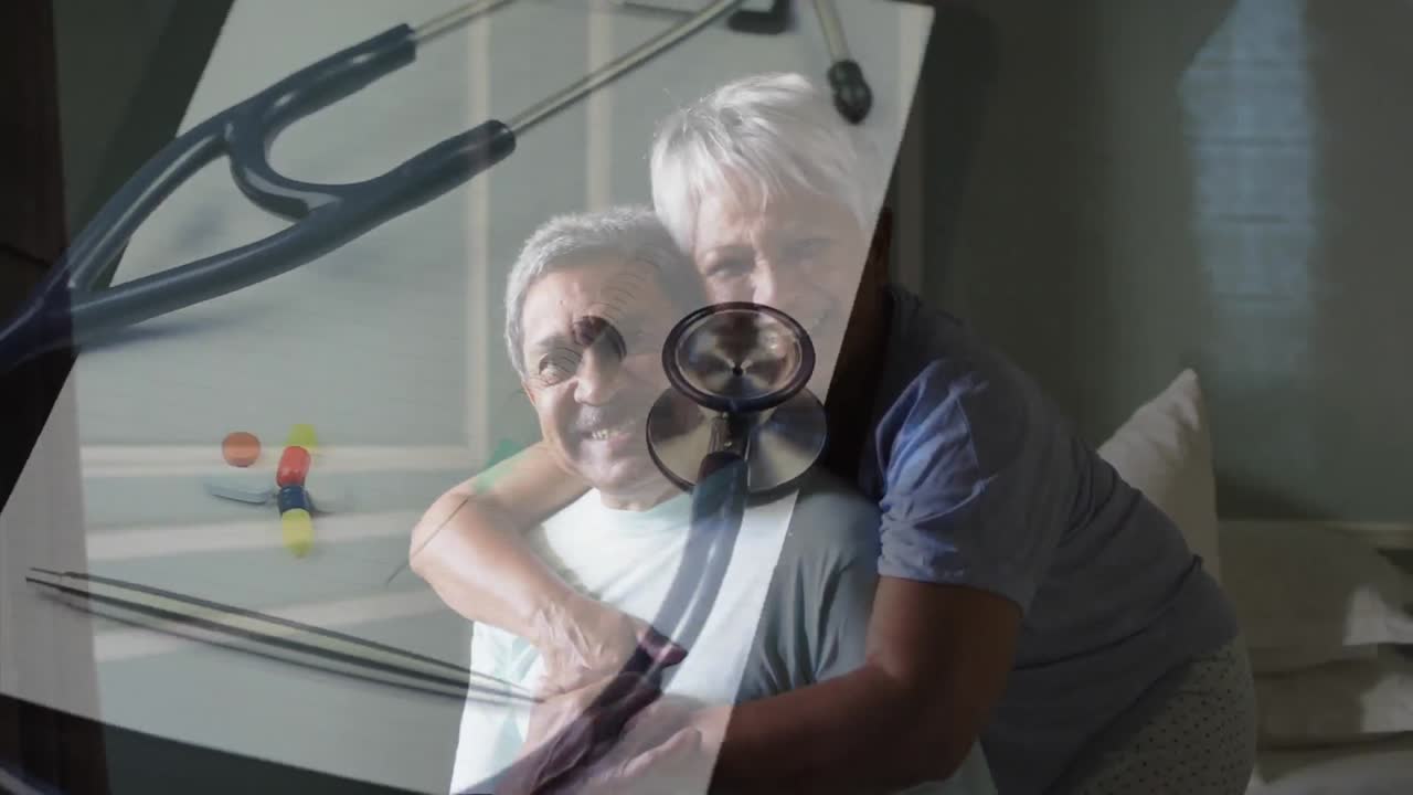 animación de jeringa, estetoscopio y medicación sobre una feliz pareja de ancianos abrazándose