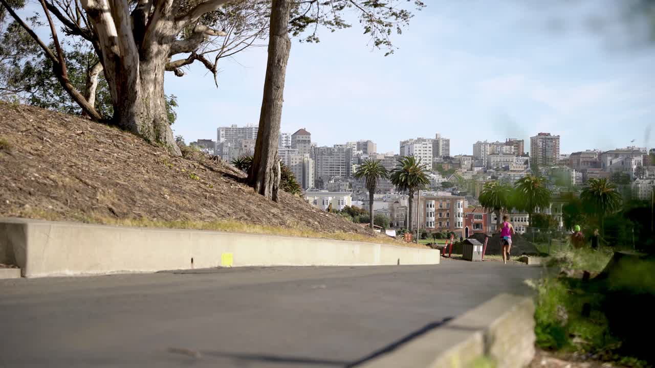 gente haciendo ejercicio en el parque en un día soleado de verano