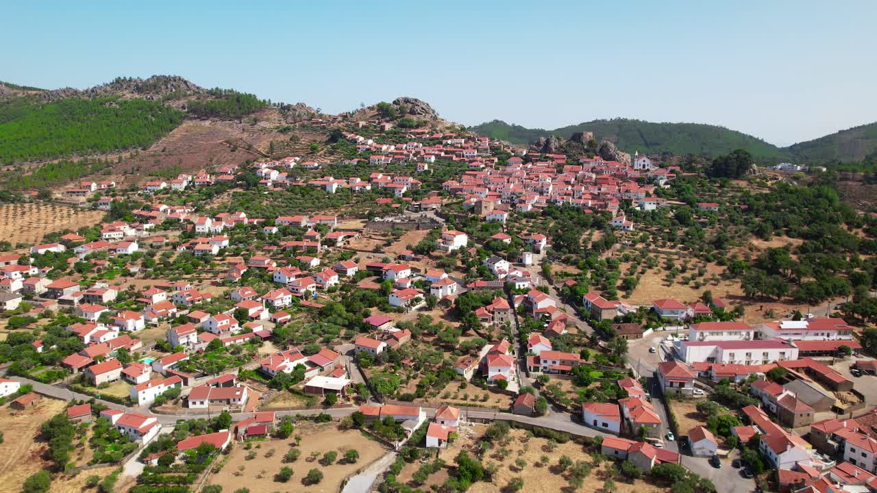 Panoramatický záběr dronem na vesnici Penha Garcia v Portugalsku