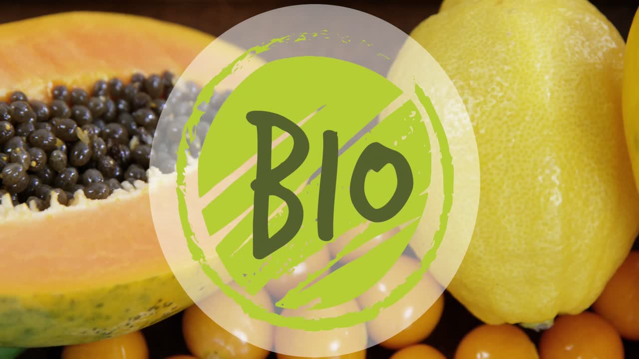 Animazione di un banner con il testo 'Bio' su un primo piano di frutta assortita su un tavolo di legno.