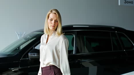 mujer viendo coches en una sala de exposiciones