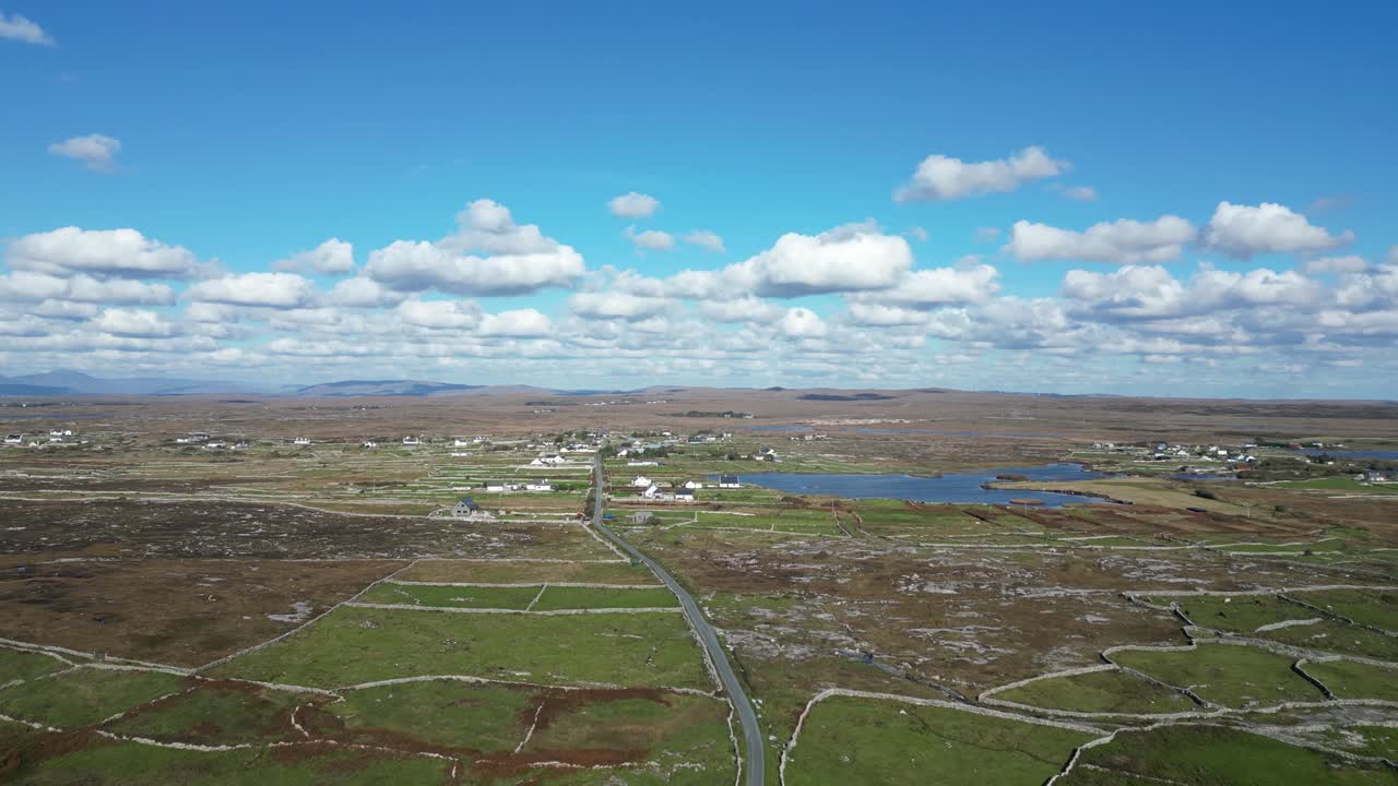 sobrevuelo de banraghbaun al sur del campo con nubes esponjosas en el cielo