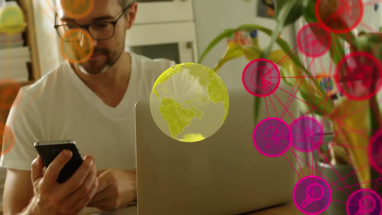 red de iconos digitales y globo contra el hombre caucásico usando teléfono inteligente en casa