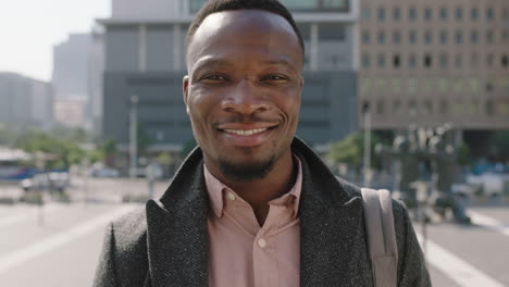 Retrato-De-Un-Joven-Hombre-De-Negocios-Afroamericano-Confiado-Sonriendo-Mirando-La-Cámara-Alegre-Y-Exitoso-Disfrutando-Del-Estilo-De-Vida-Urbano