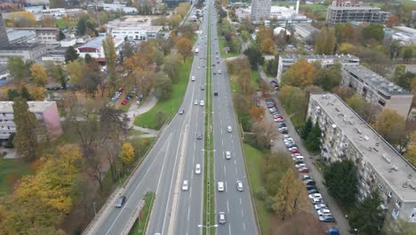 Zagreb-Croacia,-Vista-Aérea-De-Los-Vehículos-De-Tráfico-Que-Circulan-Por-La-Avenida-Slavonska-Autopista-De-Acceso-Limitado-Paisaje-Urbano-De-Drones