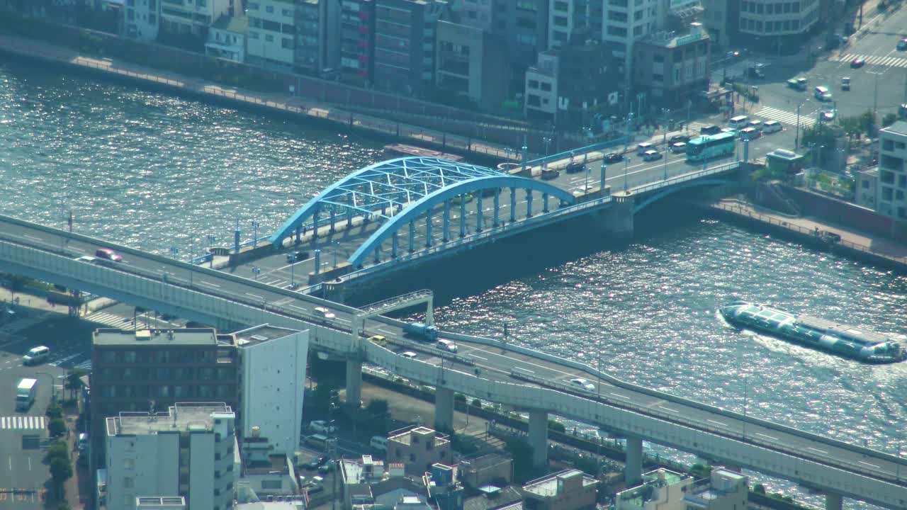 스카이트리 타워에서 다리 아래를 건너는 도쿄 강과 페리의 조감도